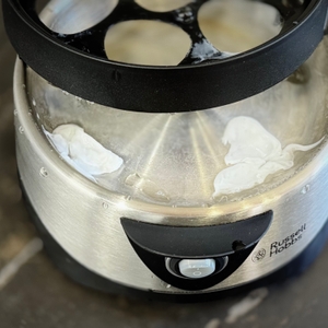 Eierkocher-Test: Im getesteten Russell-Hobbs-Eierkocher ist Einweiß auf die Edelstahl-Schale ausgetreten.