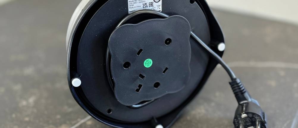 Blick auf die Unterseite des getesteten Eierkochers von Russell Hobbs, bei dem das Kabel in der entsprechenden Vorrichtung aufgewickelt ist.