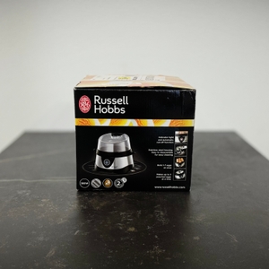 Die Verpackung des getesteten Eierkochers von Russell Hobbs steht auf einer dunklen Arbeitsfläche.