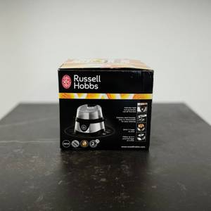 Die Verpackung des getesteten Eierkochers von Russell Hobbs steht auf einer dunklen Arbeitsfläche.