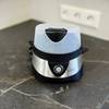 Eierkocher-Test: Der getestete Eierkocher von Russell Hobbs steht auf einer dunklen Arbeitsfläche.