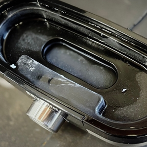 In der Wasserschale des getesteten Eierkochers von Severin sind Kalkrückstände zu sehen.