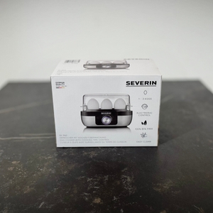 Die Verpackung des getesteten Eierkochers von Severin steht auf einer dunklen Arbeitsfläche.