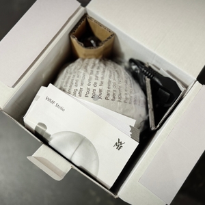 Der getestete Eierkocher von WMF wird ausgepackt.