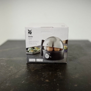 Die Verpackung des getesteten Eierkochers von WMF steht auf einer dunklen Arbeitsfläche.