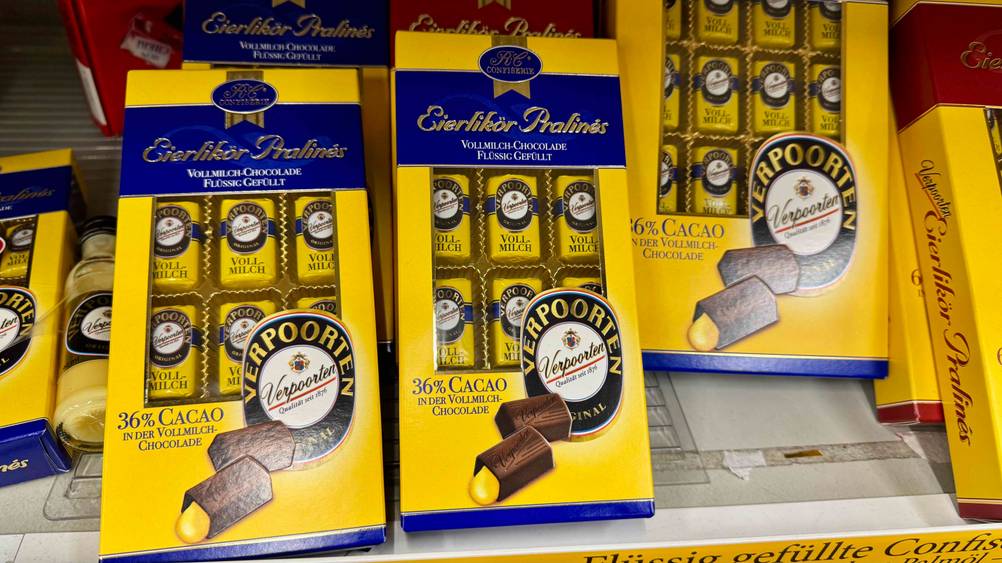 Eierlikör-Pralinen-Test: Mehrere Packungen der Pralinen in einem Verkaufsregal.