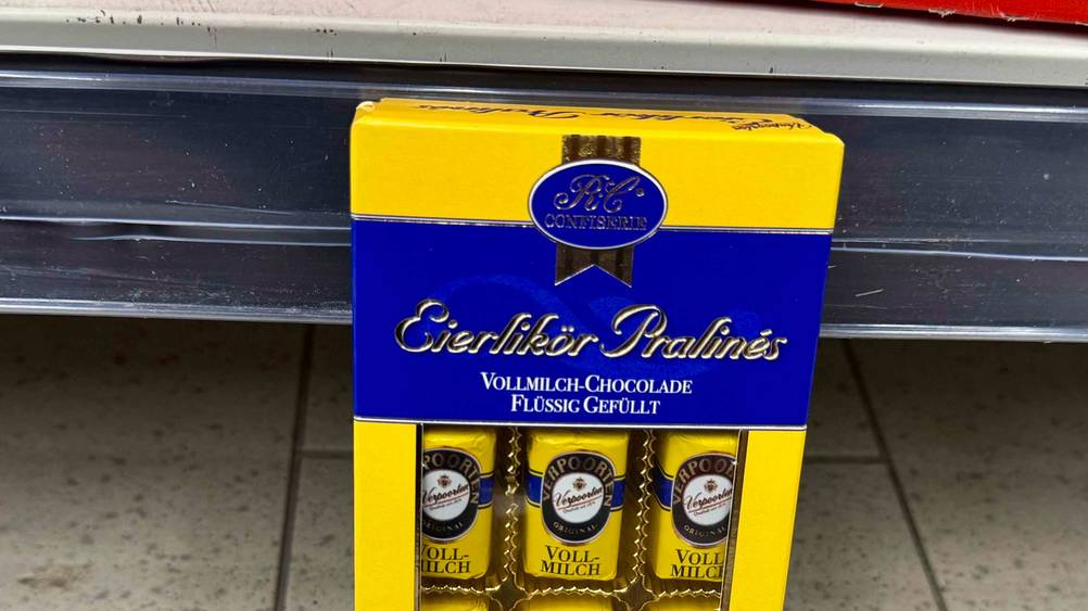 Eierlikör-Pralinen getestet: Nahaufnahme des Logos auf der Verpackung.