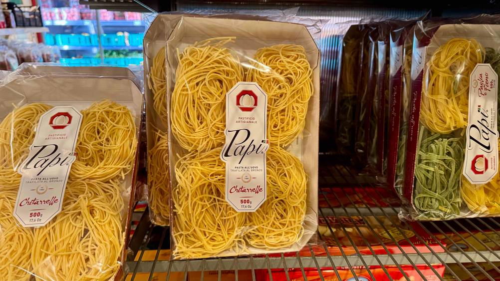 Mehrere Packungen der Eiernudeln im Test in einem Verkaufsregal.