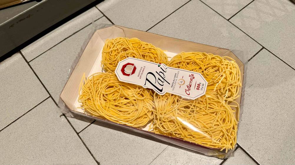 Getestet: Eine Packung Eiernudeln auf dem Fließenboden horizontal.