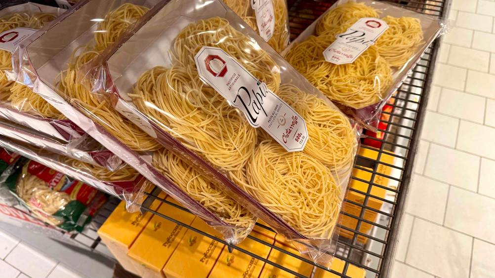 Mehrere Packungen der getesteten Eiernudeln von der Seite in einem Regal.