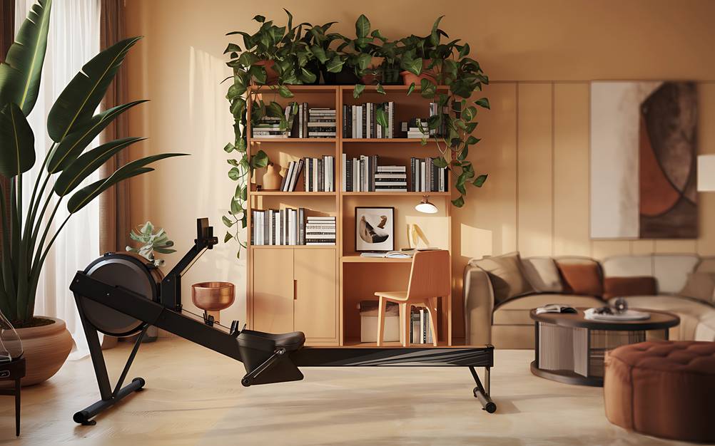 Sportgeräte für zuhause im Test: Ein Rudergerät steht in einem Wohnzimmer. Im Hintergrund sieht man ein Bücherregal.