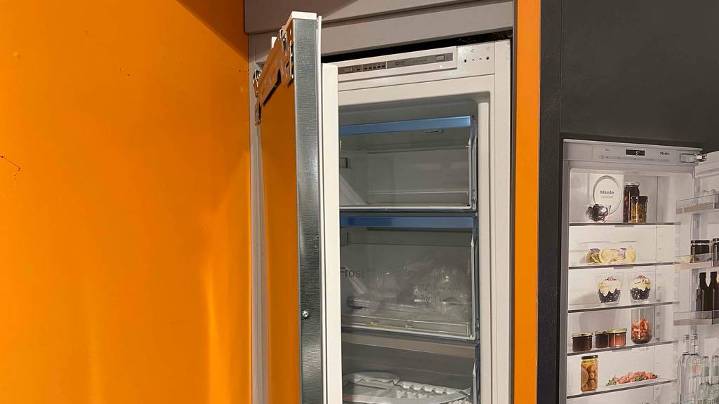Geöffneter Einbau-Gefrierschrank im Test. 