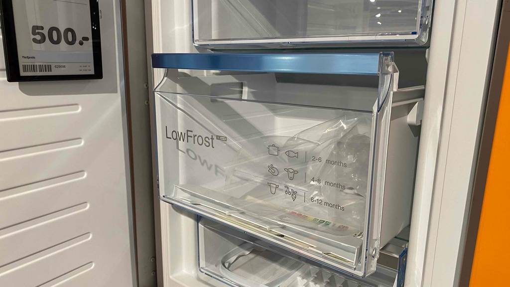 Schubladen von einem getesteten Einbau-Gefrierschrank.