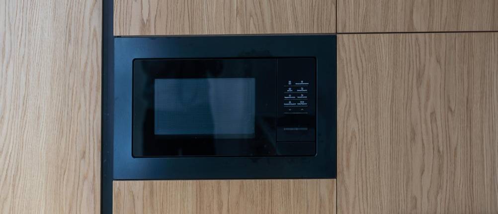 Inverter-Mikrowelle-Test: Einbau-Modell in einer Holz-Küche.