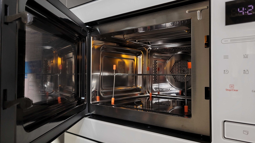 Geöffnete Einbau-Mikrowelle im Test. 