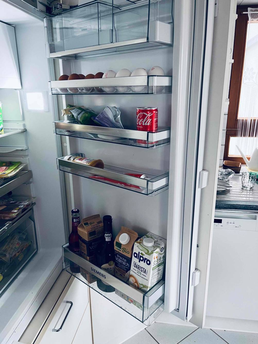 Einbaukühlschrank getestet: Innenfläche der Tür eines getesteten Einbaukühlschranks.