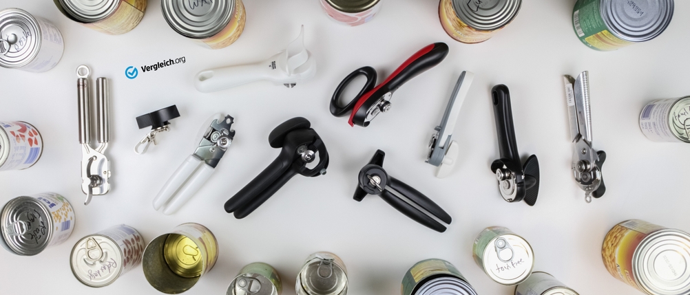 Viele verschiedene Dosenöffner und rundherum unzählige geöffnete und geschlossene Dosen