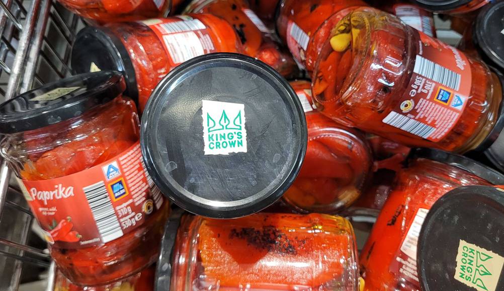 Eingelegte Paprika Test: Mehrere Gläser übereinander.