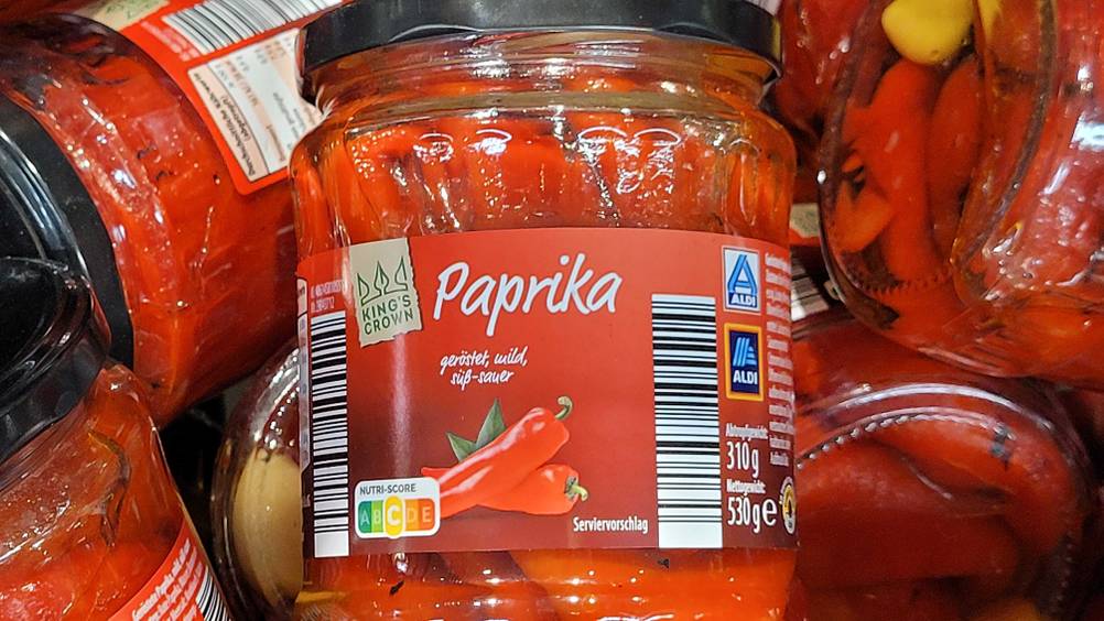 Nahaufnahme eines Glases der getesteten Eingelegte Paprika auf mehreren anderen Gläsern.