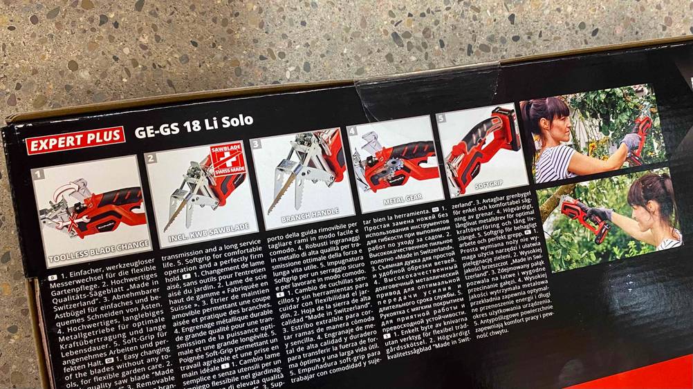 Akku-Astsäge im Test: Rückseite der Originalverpackung mit bebilderter Anleitung.