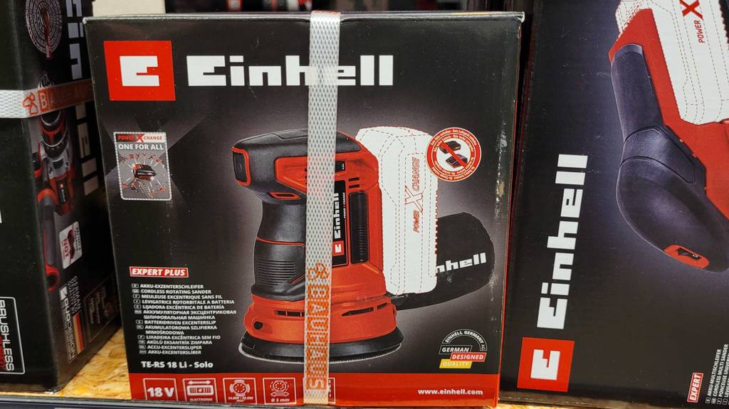 Ansicht der Vorderseite eines Verpackungskartons von einem getesteten Akku-Exzenterschleifer.