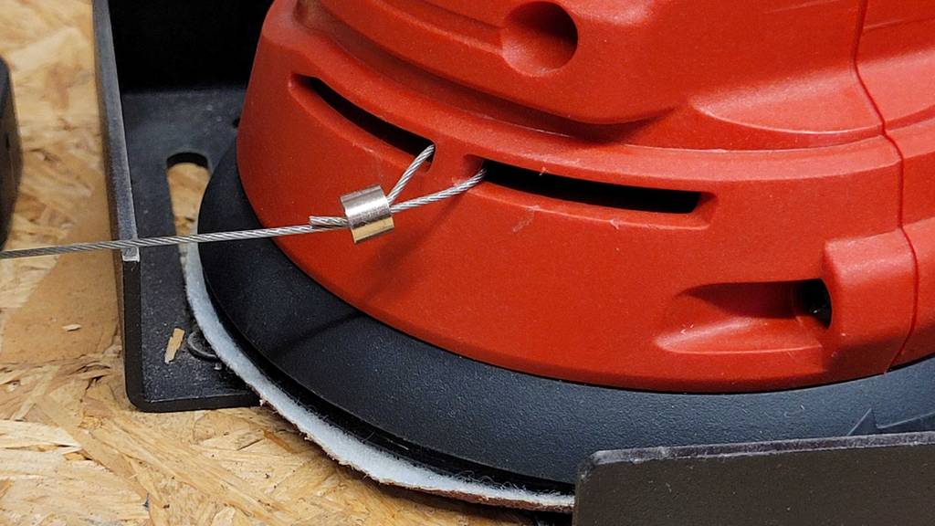 Akku-Exzenterschleifer im Test: Nahansicht der des Materials.