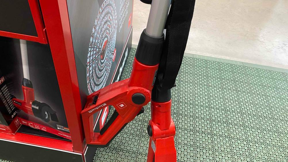 Getesteter Akku-Hochentaster Power-X-Change von Einhell steht auf dem Boden.