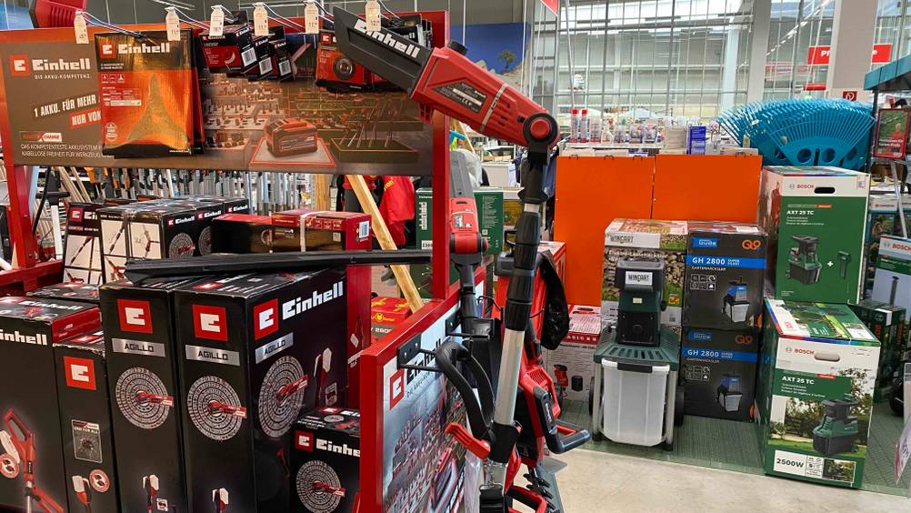 Akku-Hochentaster Power-X-Change von Einhell getestet: Auf dem Produkt, das in einem Regal auf einer Verkaufsfläche steht, ist der Markenname zu lesen.