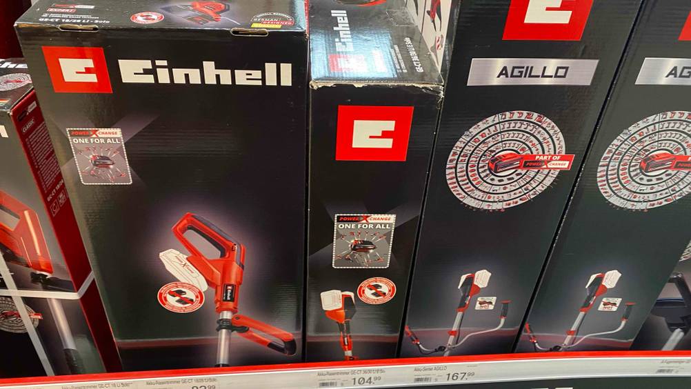 Akku-Hochentaster Power-X-Change von Einhell im Test: Einige Kartons stehen nebeneinander.