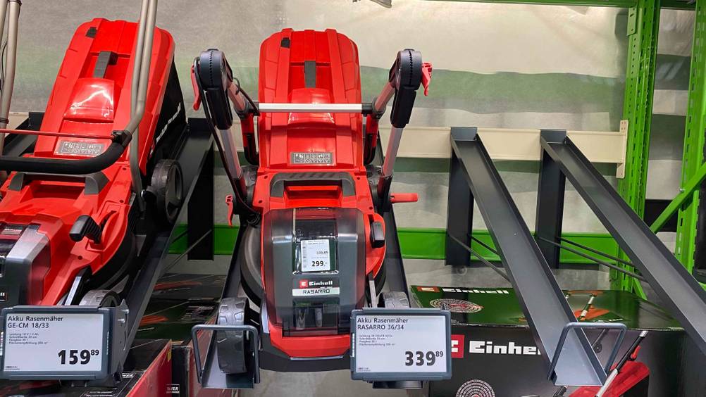 Im Test: Ein Einhell-Akku-Rasenmäher in einem Verkaufsregal von vorne mit Preisschild.