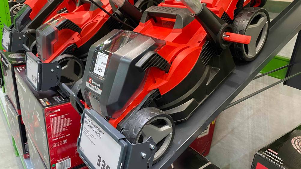 Einhell-Akku-Rasenmäher getestet: Nahaufnahme des Motors mit Preisschild.
