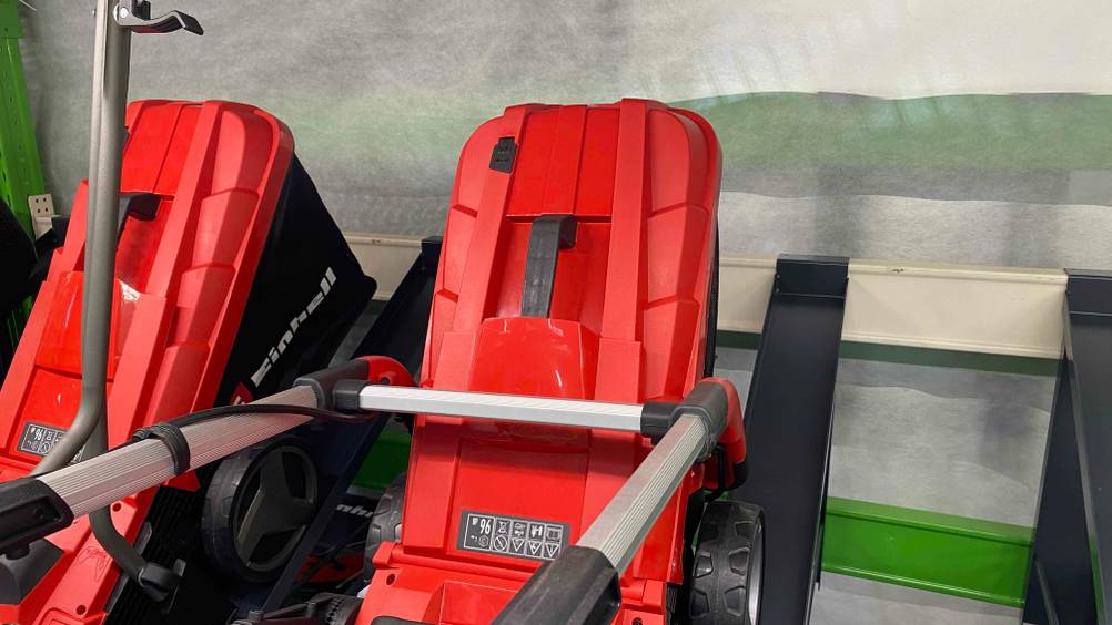 Nahaufnahme des Auffangbehälters eines Einhell-Akku-Rasenmähers im Test.