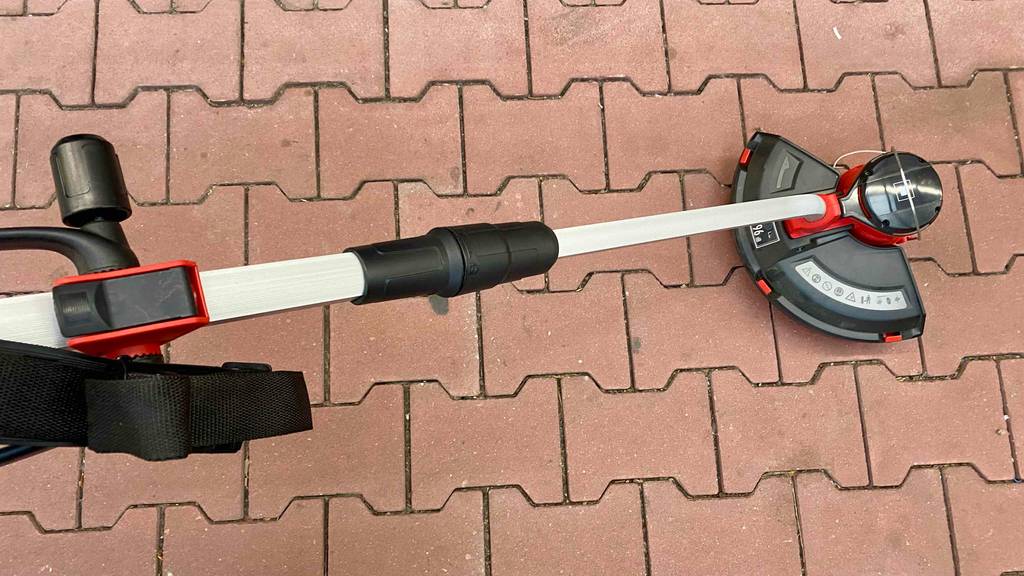 Einhell-Akku-Rasentrimmer getestet: Nahaufnahme des Teleskopstabs inklusive Motorkopf von einem Einhell-Akku-Rasentrimmer.