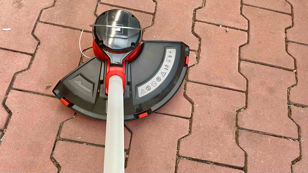 Einhell-Akku-Rasentrimmer im Test: Nahaufnahme des Motorkopfes eines Einhell-Akku-Rasentrimmers.