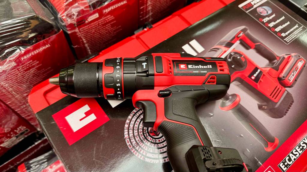 Blick auf den Griff eines Einhell-Akku-Schlagbohrschraubers im Test.