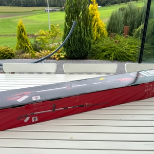 Der Karton der Einhell-Akku-Teleskop-Heckenschere GE-HH liegt auf einem Tisch