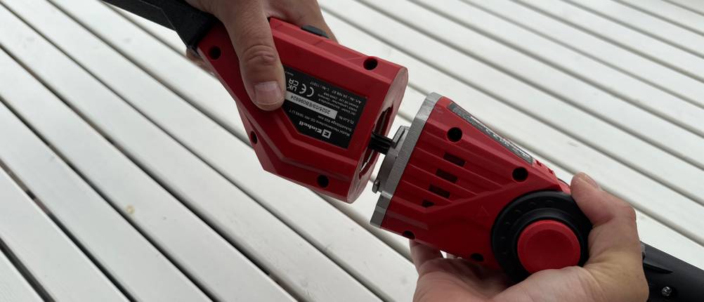 Die Klingen der Einhell-Akku-Teleskop-Heckenschere GE-HH werden befestigt