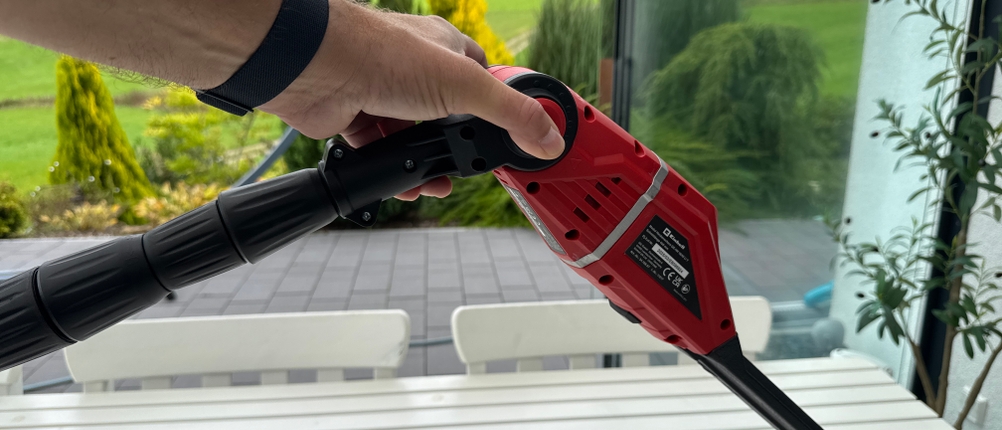 Eine Hand verändert den Winkel der Klingen der Einhell-Akku-Teleskop-Heckenschere GE-HH