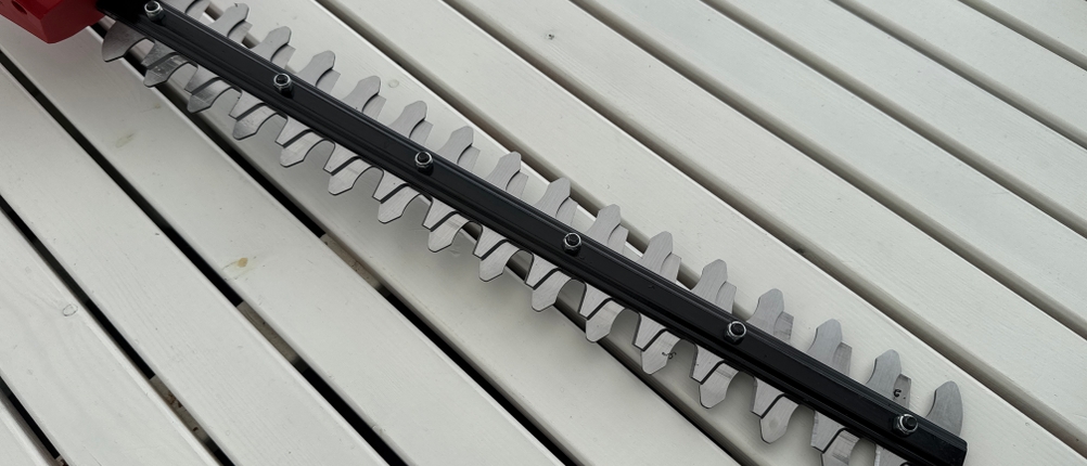 Die Messer der Einhell-Akku-Teleskop-Heckenschere GE-HH