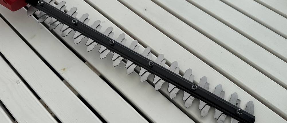 Die Messer der Einhell-Akku-Teleskop-Heckenschere GE-HH