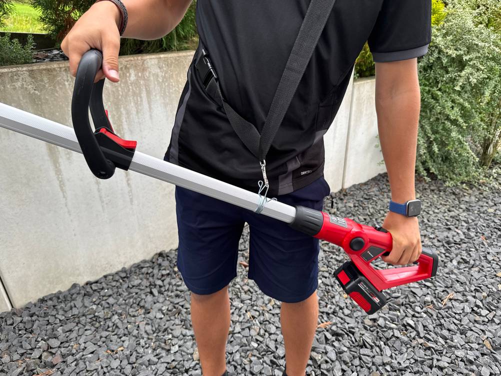 Zwei Hände halten die Einhell-Akku-Teleskop-Heckenschere GE-HH fest