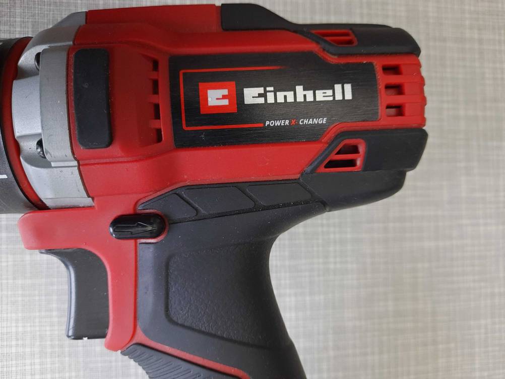 Getestet: Nahaufnahme des Logos auf dem Motors eines Einhell-Akkuschraubers 18V