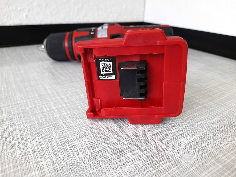 Detailaufnahme Akkubefestigung eines getesteten Einhell-Akkuschraubers 18V von unten.