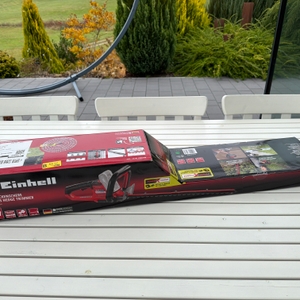 Der Karton der Einhell ARCURRA 18/55 liegt auf einem Tisch