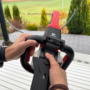 Eine Hand setzt den Griff auf die Einhell ARCURRA 18/55