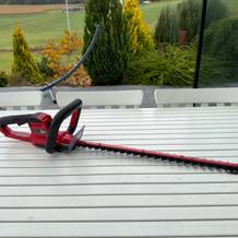 Die Einhell ARCURRA 18/55 liegt auf einem Tisch