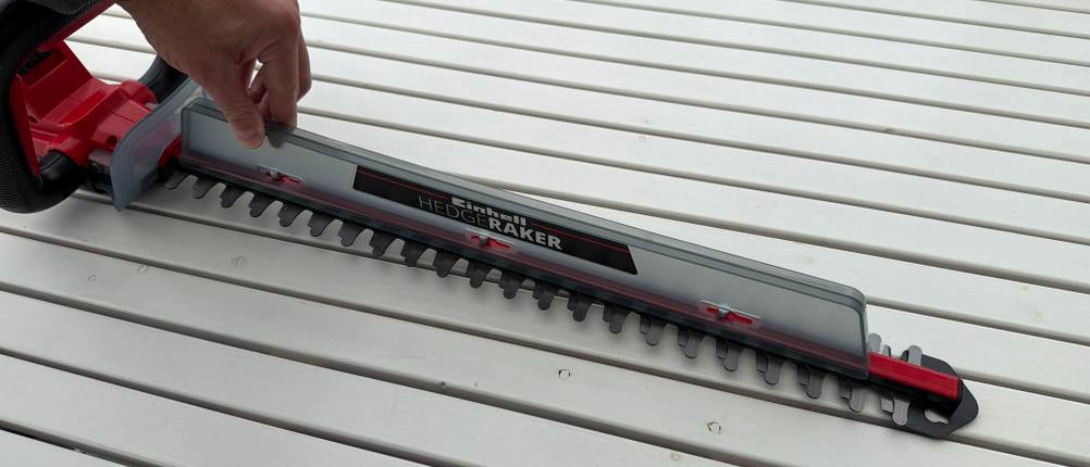 Eine Hand hält einen Aufsatz auf der Klinge der Einhell ARCURRA 18/55 fest