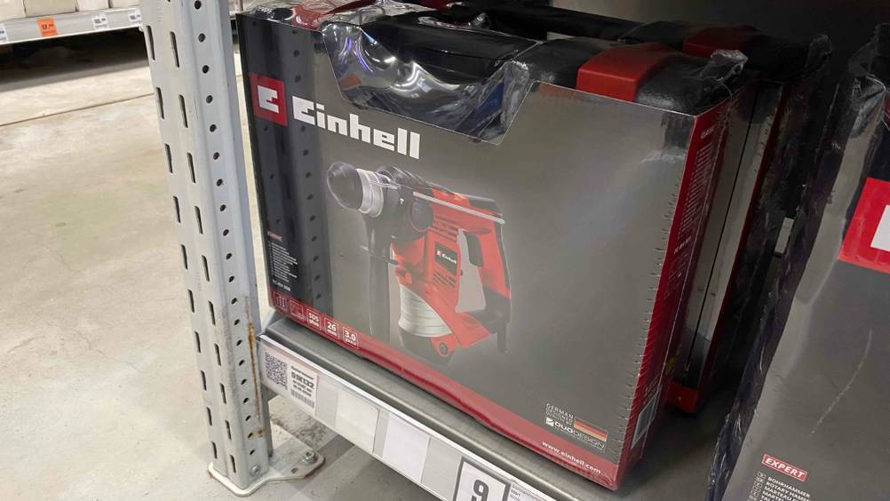 Ein getesteter Einhell-Bohrhammer in Originalverpackung in einem Regal stehend.