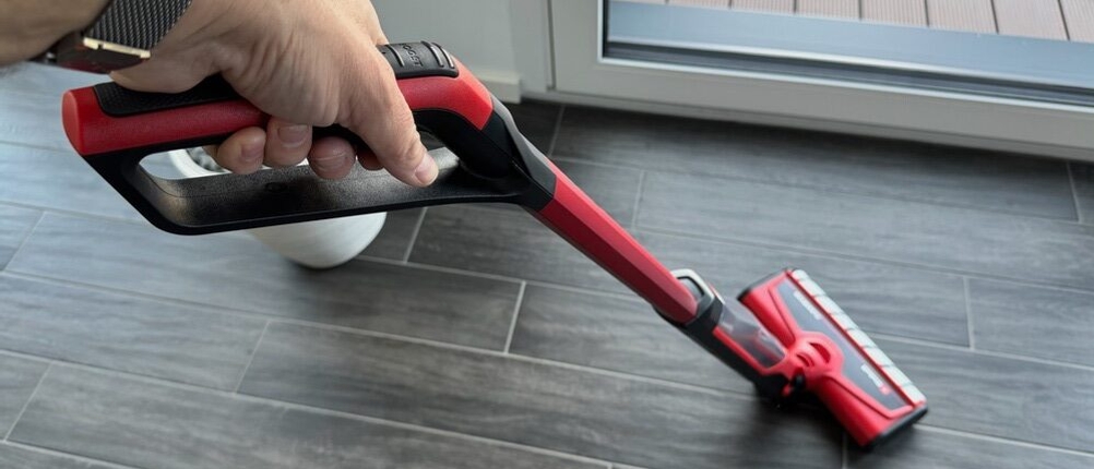 Eine Hand hält den Einhell CLEANEXXO während des Wischens fest