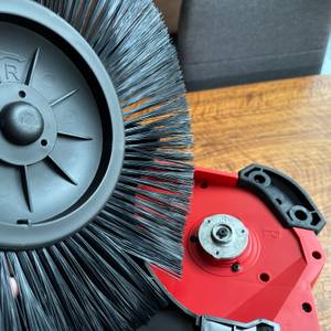 Eine Reinigungsbürste der Einhell E-SW 18/610 wird aufgesetzt.